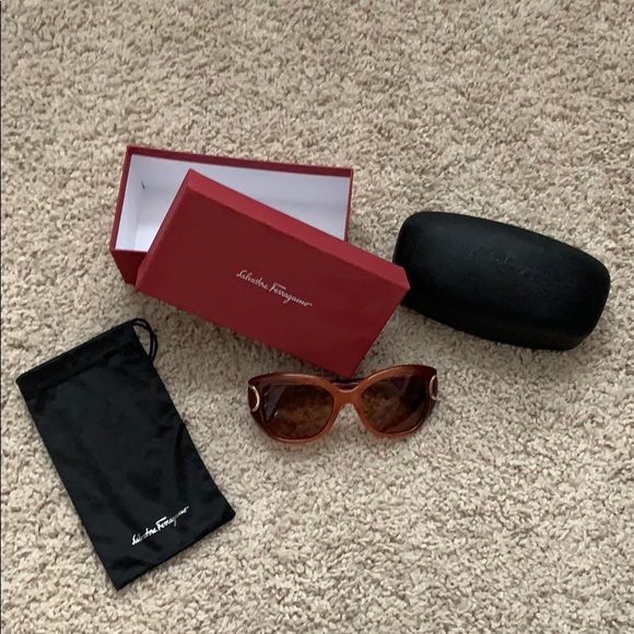 New Salvatore Ferragamo sunglasses - Picture 1 of 8